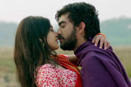 নেটদুনিয়ায় উত্তাপ ছাড়াচ্ছে 'গহীন বালুচর'-এর সেই চুম্বনদৃশ্য (ভিডিও)