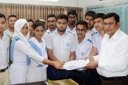 বগুড়ায় স্কুল সরকারিকরণের দাবিতে স্মারকলিপি প্রদান