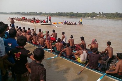 গড়াই নদীতে নৌকাবাইচ 