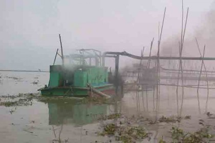 বগুড়ায় বালু উত্তোলনের দায়ে দু'টি খননযন্ত্র পুড়িয়ে ধ্বংস