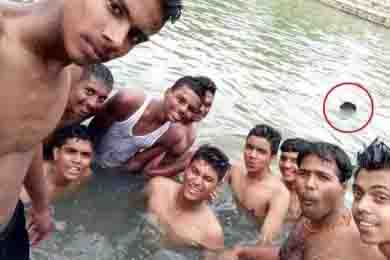 সেলফিতে ধরা পড়ল পুকুরে ডুবে যাচ্ছে বন্ধু!