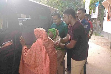 সুস্থ করে নির্যাতিত সেই বৃদ্ধা মা'কে বাড়ি পৌঁছে দিলেন ডিসি!

