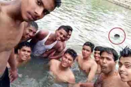সেলফিতে ধরা পড়ল পুকুরে ডুবে যাচ্ছে বন্ধু!