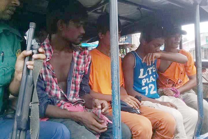 রাবিতে চার ছিনতাইকারী আটক