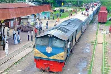 রেল কর্মকর্তার ঘুষিতে হাসপাতালে পরিদর্শক!