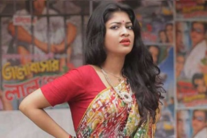 প্রেক্ষাগৃহের সামনে খরিদ্দারের অপেক্ষায় সারিকা!