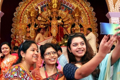 মণ্ডপে সেলফি তুললে মোবাইল বাজেয়াপ্ত!