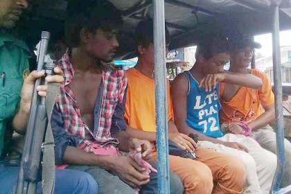 রাবিতে চার ছিনতাইকারী আটক