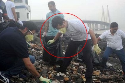 হঠাৎ ময়লার স্তূপে শচীন টেন্ডুলকার!