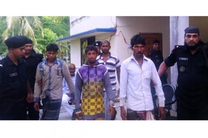 বঙ্গোপসাগরে ৮ লাখ পিস ইয়াবাসহ আটক ৪