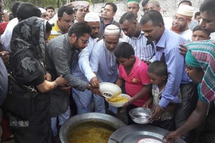 শেখ হাসিনার জন্মদিনে ঢাকায় দুস্থদের মাঝে খাবার বিতরণ