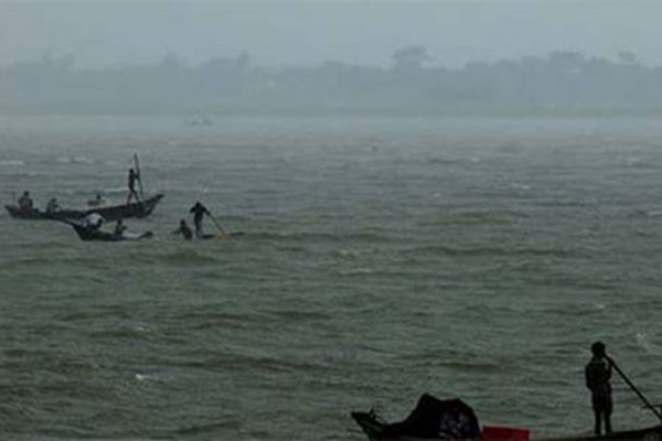 মেঘনায় ৫ নৌকাডুবি, নিখোঁজ দুই জেলে