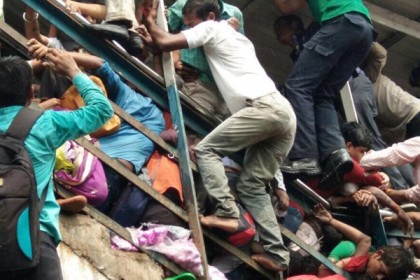মুম্বাইয়ে ফুটওভার ব্রিজ ভেঙে পড়ার গুজব, ২২ জনের মৃত্যু