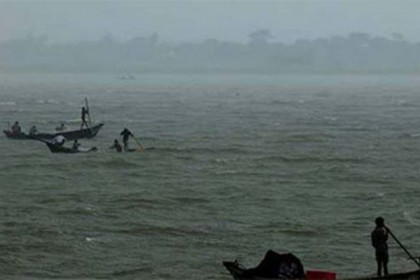 মেঘনায় ৫ নৌকাডুবি, নিখোঁজ দুই জেলে