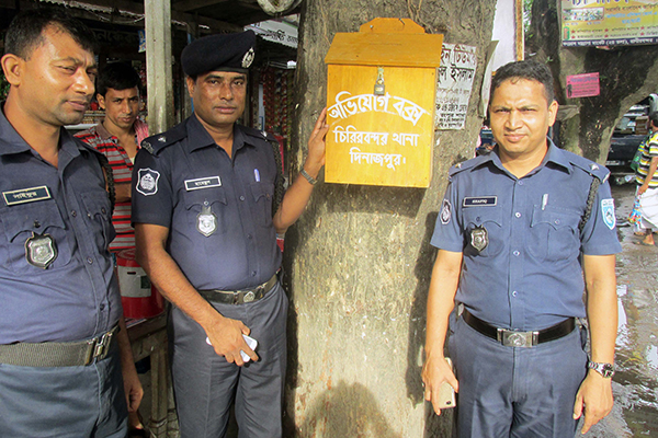 চিরিরবন্দরে পুলিশের উদ্যোগে অভিযোগ বক্স স্থাপন