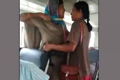 চলন্ত বাসে নারী পুলিশ ও কন্ডাক্টরের হাতাহাতি! (ভিডিও)