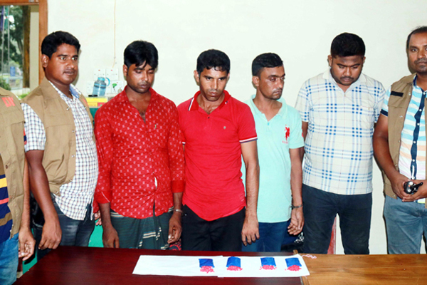টাঙ্গাইলে ৪ ইয়াবা ব্যবসায়ীকে আটক