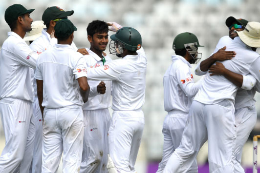ডু প্লেসিসকে ফেরালেন সেই মুমিনুল