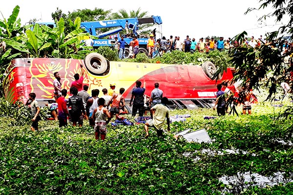 কুমিল্লায় যাত্রীবাহী বাস খাদে পড়ে নিহত ৭, আহত ১৫