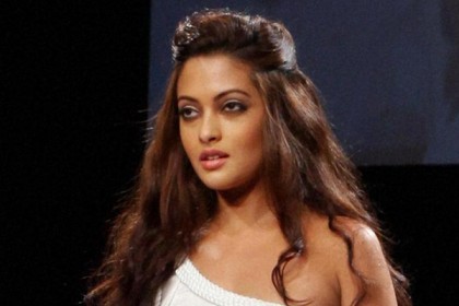 ঘনিষ্ঠ দৃশ্য বাদ দিতে চান রিয়া