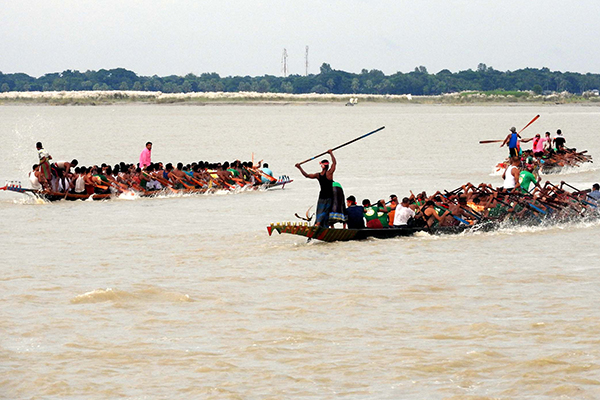মাগুরায় মধুমতি নদীতে নৌকাবাইচ