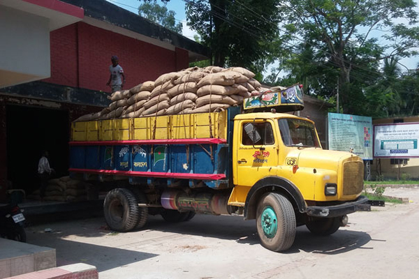 রাজশাহীতে খাদ্য পরিবহন ঠিকাদারদের ধর্মঘট অব্যাহত