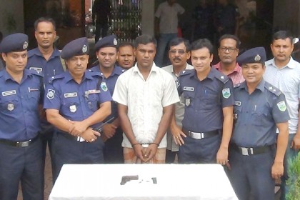 নওগাঁয় অস্ত্র-গুলিসহ যুবক গ্রেফতার