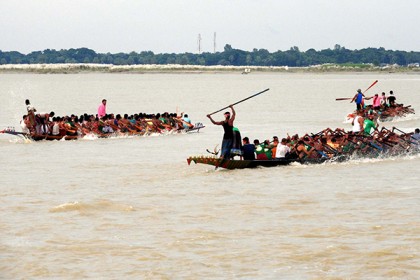 মাগুরায় মধুমতি নদীতে নৌকাবাইচ