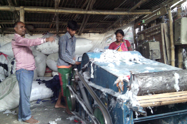 দিনাজপুরে গার্মেন্টস ঝুট থেকে তুলা উৎপাদন