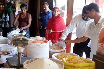 পাটজাত পণ্য ব্যবহার না করায় গৌরনদীতে ৩ প্রতিষ্ঠানকে জরিমানা
