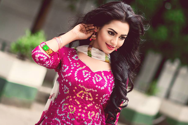 তোপের মুখে ফারিয়া