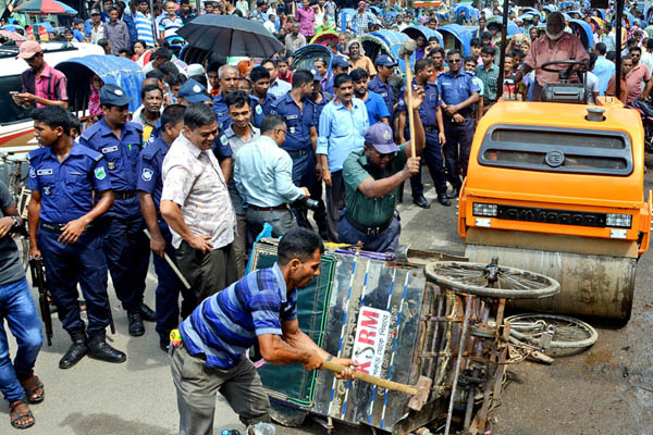 বগুড়ায় ব্যাটারী চালিত রিকশা গুঁড়িয়ে দিল প্রশাসন 