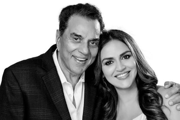 বাবার সঙ্গে বিশেষ মুহূর্তের ছবি শেয়ার করলেন এষা