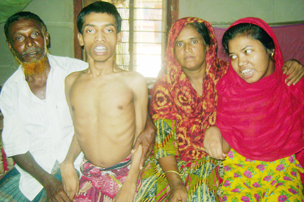 নওগাঁয় প্রতিবন্ধী দুই সন্তানকে নিয়ে বিপাকে পরিবার