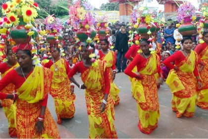 শিবপুর বারোয়ারী দূর্গা মন্দির প্রাঙ্গণে সাঁওতালি নৃত্য