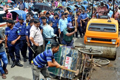 বগুড়ায় ব্যাটারী চালিত রিকশা গুঁড়িয়ে দিল প্রশাসন 