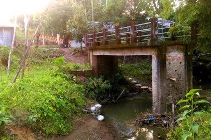 ব্রিজ আছে, সড়ক নেই!