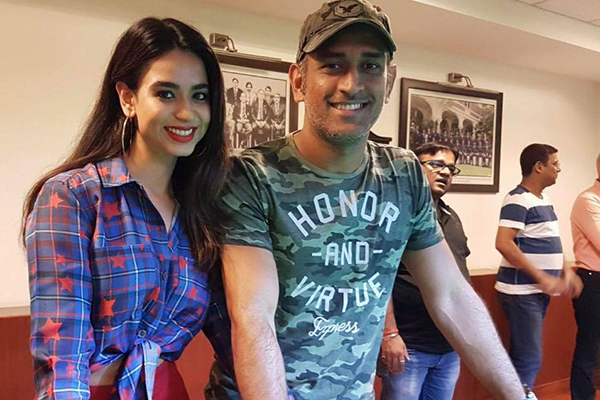 ধোনির পাশে সুন্দরী নারী, রহস্যময়ীর খোঁজে নেটদুনিয়া