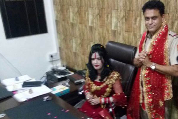 রাধে মাকে চেয়ার ছেড়ে দিলেন পুলিশ কর্মকর্তা!