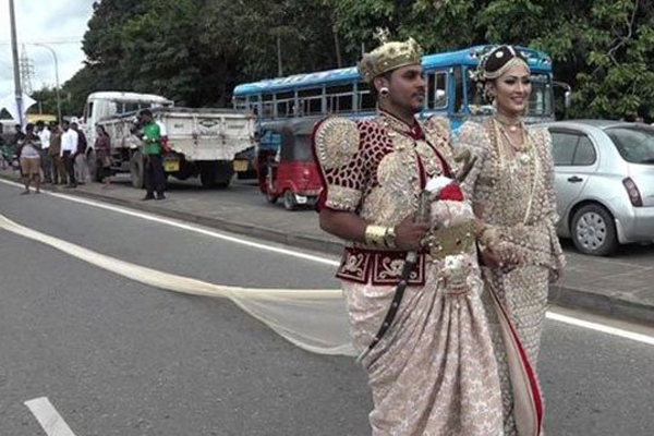 তিন মাইল লম্বা বিয়ের শাড়ি পরে বিতর্কে কনে