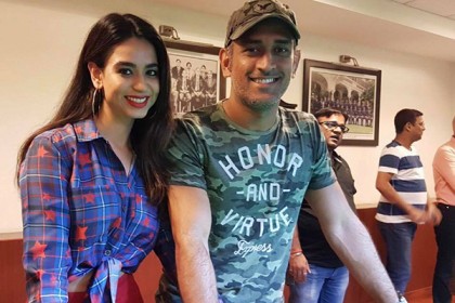 ধোনির পাশে সুন্দরী নারী, রহস্যময়ীর খোঁজে নেটদুনিয়া