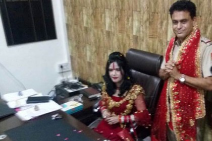রাধে মাকে চেয়ার ছেড়ে দিলেন পুলিশ কর্মকর্তা!
