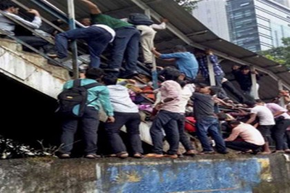 ‘‌ফুল’‌-কে ‘‌পুল’‌ শুনেই এলফিনস্টোন স্টেশনে দুর্ঘটনা!‌