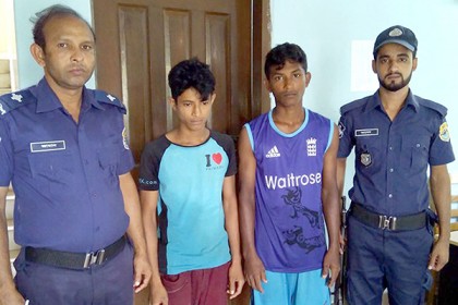 কুয়াকাটা সৈকতে চুরির অভিযোগে দুই কিশোর আটক