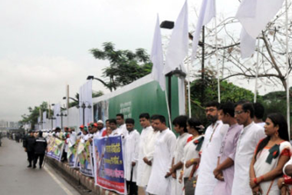 প্রধানমন্ত্রীকে গণসংবর্ধনা জানাতে বিমানবন্দর সড়কে মানুষের ঢল