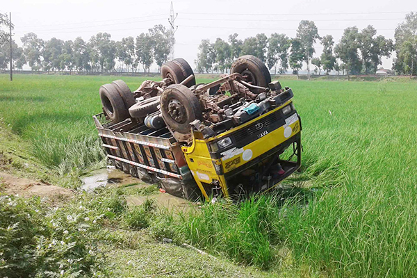 পার্বতীপুরে ট্রাকের ধাক্কায় নারী নিহত, আহত ২