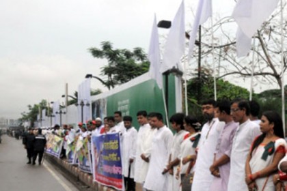 প্রধানমন্ত্রীকে গণসংবর্ধনা জানাতে বিমানবন্দর সড়কে মানুষের ঢল
