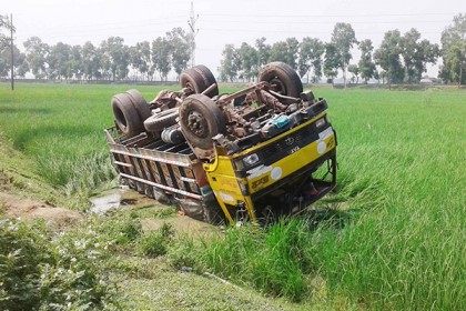 পার্বতীপুরে ট্রাকের ধাক্কায় নারী নিহত, আহত ২