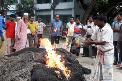 সিংড়ায় স্বেচ্ছায় সুতিজাল পোড়ালেন মালিকেরা