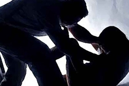 সন্দেহের বশে স্ত্রীকে বিবস্ত্র করে মারধর!